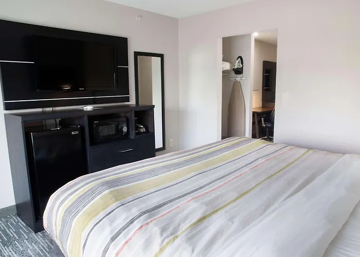 Country & By Radisson, West, Oh 3*