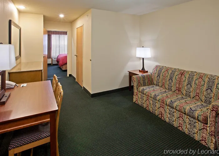 Country & By Radisson, West, Oh